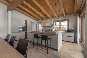 Réfrigérateur, four à micro-ondes, un four, surface de cuisson
