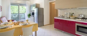 Refrigerador, microondas, cafetera/tetera, utensilios de cocina