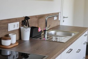 Réfrigérateur, micro-ondes, plaque de cuisson, lave-vaisselle