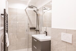 Shower, hair dryer, towels