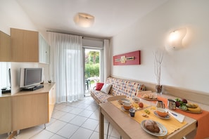 TV - Three-room apartment with garden (Bibione)