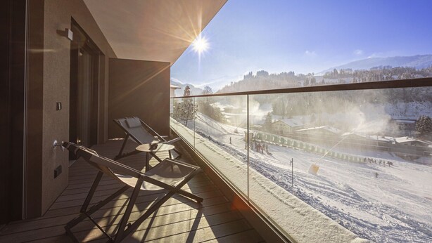 A balcony with a view of a ski slope. - Apartment in Hopfgarten for 4 persons (Hopfgarten)