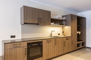 冷蔵庫、電子レンジ、オーブン、コンロ