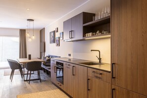 冷蔵庫、電子レンジ、オーブン、コンロ