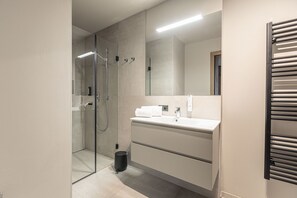 Een douche, een haardroger, handdoeken