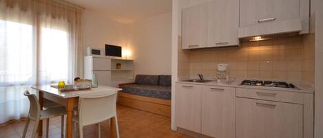 Een koelkast, een kookplaat, een koffiezetapparaat/waterkoker