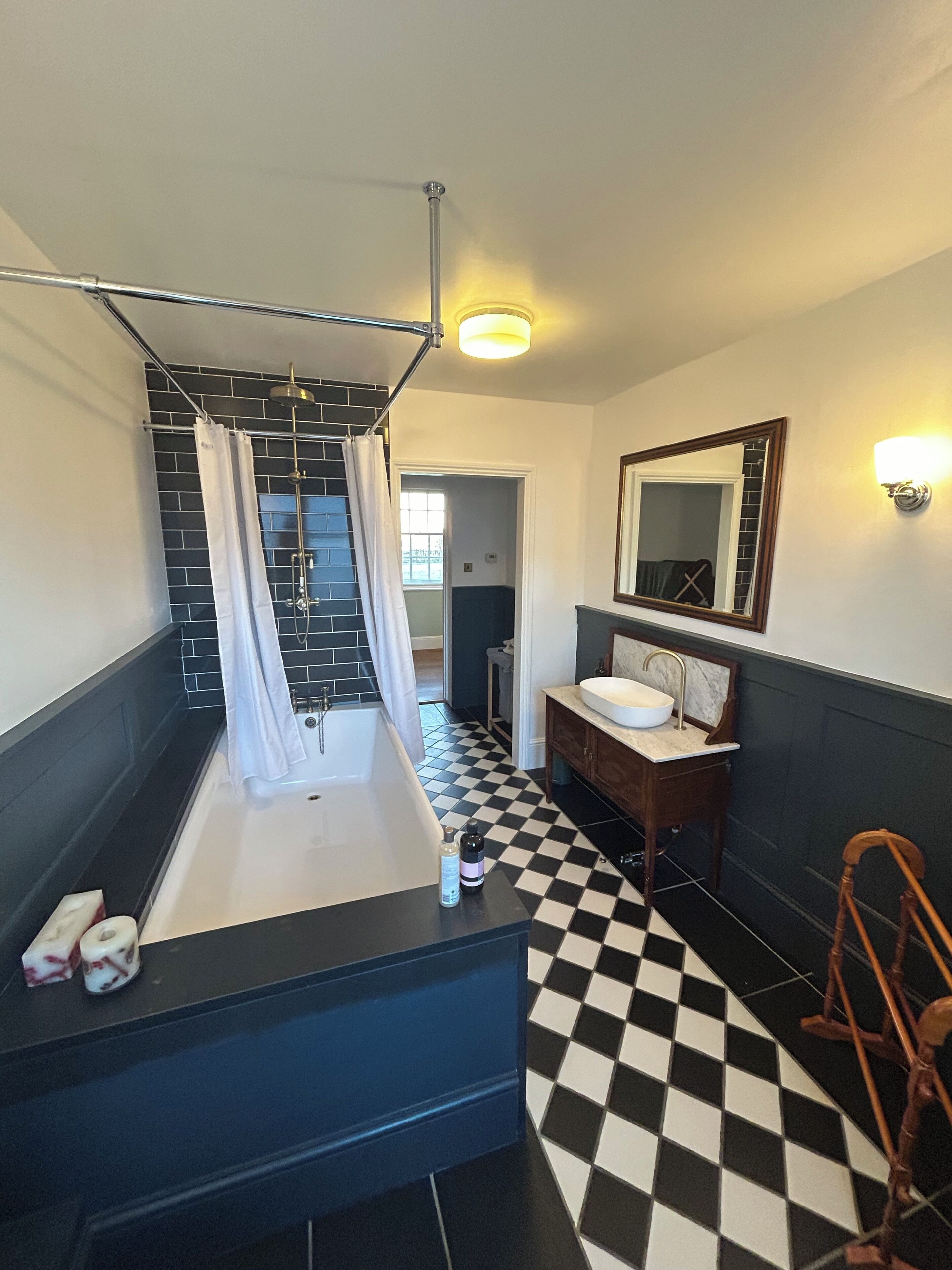 Secadora de cabello, toallas, jabón, shampoo 