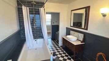 Secadora de cabello, toallas, jabón, shampoo