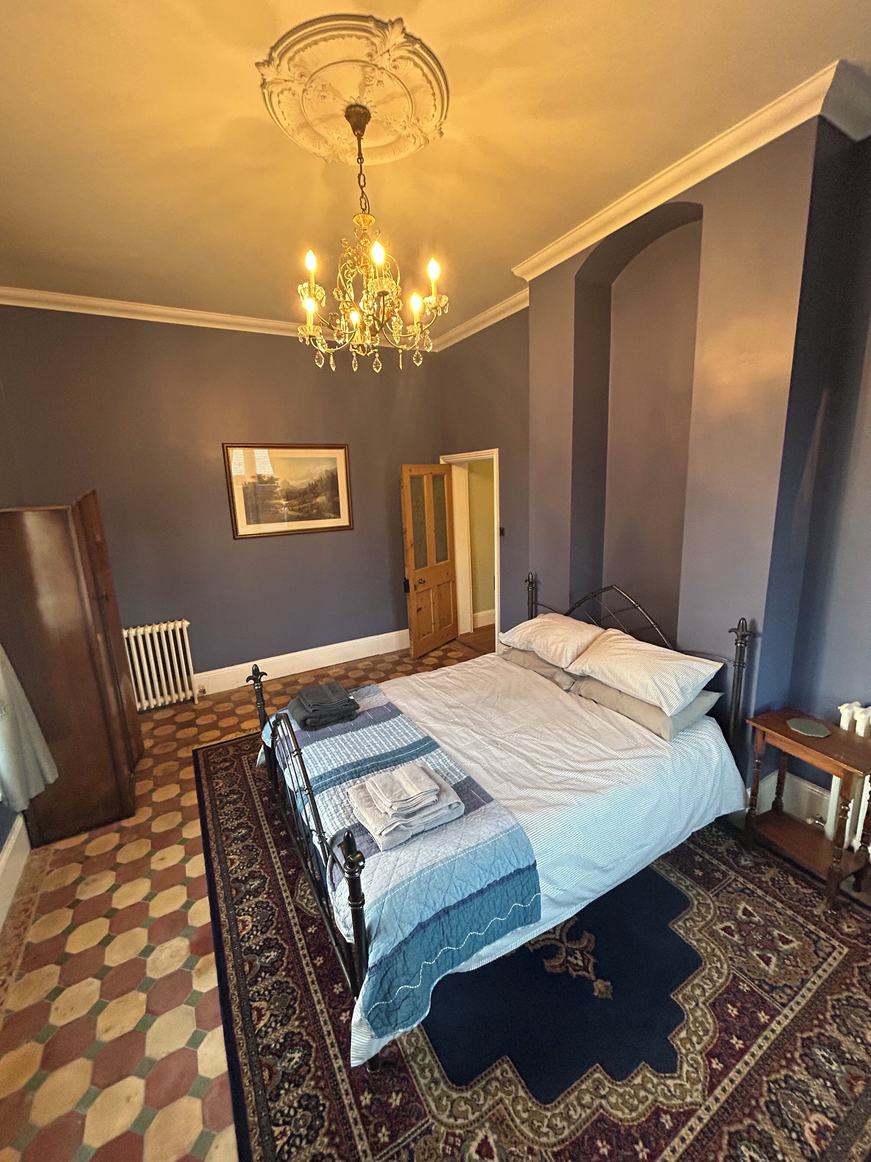 2 habitaciones, tabla de planchar con plancha, wifi y ropa de cama 