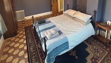 2 habitaciones, tabla de planchar con plancha, wifi y ropa de cama