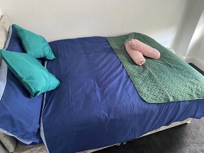 2 bedrooms, internet, bed sheets - Parents, comfy zone. (Warrington)