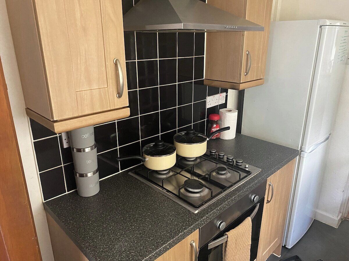 Een koelkast, een microgolfoven, een oven, een kookplaat