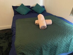 2 عدّة غرف نوم وخدمة الإنترنت وملاءات أسرّة