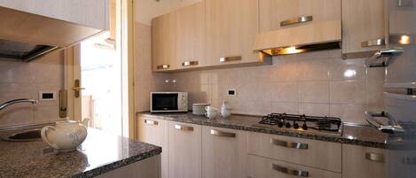 Coffee/tea maker, fridge, microwave, stovetop
