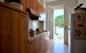 Geladeira, micro-ondas, cooktop, cafeteira/chaleira