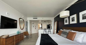 Tabla de planchar con plancha, cuna de viaje, wifi y ropa de cama 