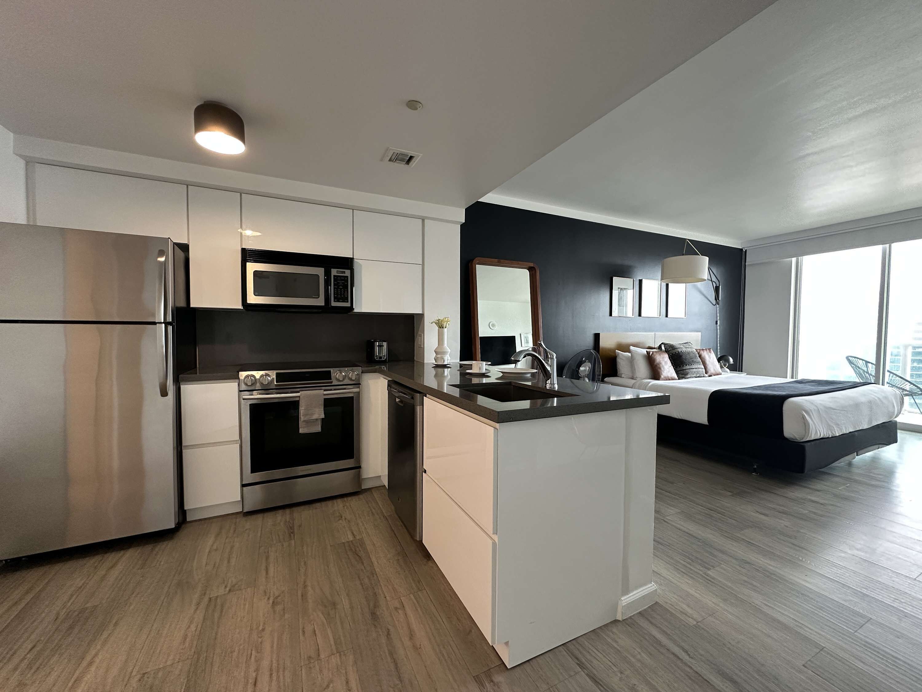 Køleskab, mikrobølgeovn, ovn, kogeplade