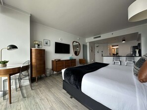 Tabla de planchar con plancha, cuna de viaje, wifi y ropa de cama 