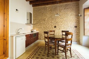Fridge, microwave, coffee/tea maker, electric kettle - Casa Relator. 3 bedrooms, 2 bathrooms (Sevilla)