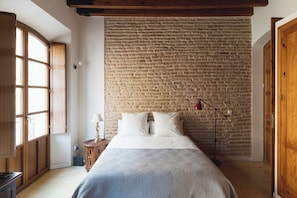 3 habitaciones, escritorio, tabla de planchar con plancha y wifi gratis 