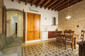 TV - Casa Relator. 3 bedrooms, 2 bathrooms (Sevilla)