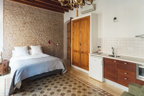 3 habitaciones, escritorio, tabla de planchar con plancha y wifi gratis 