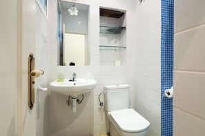Shower, hair dryer, towels, toilet paper - Casa Relator. 3 bedrooms, 2 bathrooms (Sevilla)