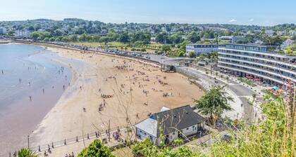 No1 Marina Court - Sea View Apartment - sleeps 4 guests in 2 bedrooms