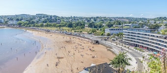 No1 Marina Court - Sea View Apartment - sleeps 4 guests  in 2 bedrooms