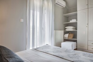 2 bedrooms, WiFi, bed sheets - Nomadē - 2BR Bright Maisonette - Garden View - Lixouri, Kefalonia - 4 Guests (Lixouri)
