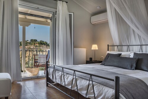 Nomadē - 2BR Bright Maisonette - Garden View - Lixouri, Kefalonia - 4 Guests