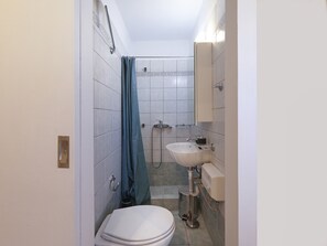 Shower - Charming Industrial Studio (Athens)