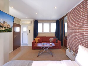 Living room - Charming Industrial Studio (Athens)