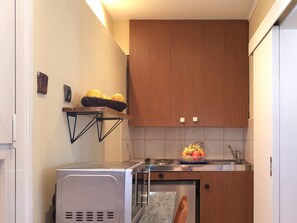 Microwave, coffee/tea maker, cookware/dishes/utensils