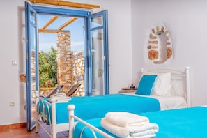 5 bedrooms, desk - Villa Ioanna for 10 - Allparos Villas (Paros)