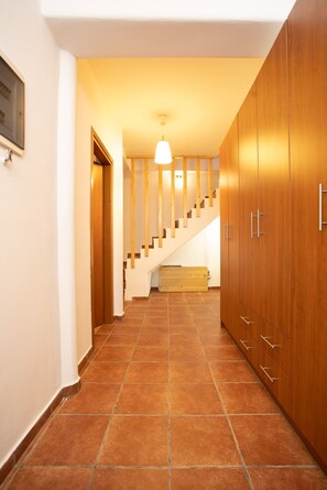 House | 5 bedrooms, desk