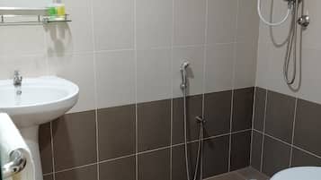 Habitació doble estàndard | Bany | Dutxa, tovalloles, sabó i xampú