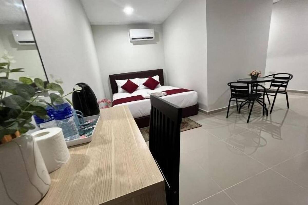 Skrivbord, arbetsyta för laptop, strykjärn/strykbräda och gratis wi-fi