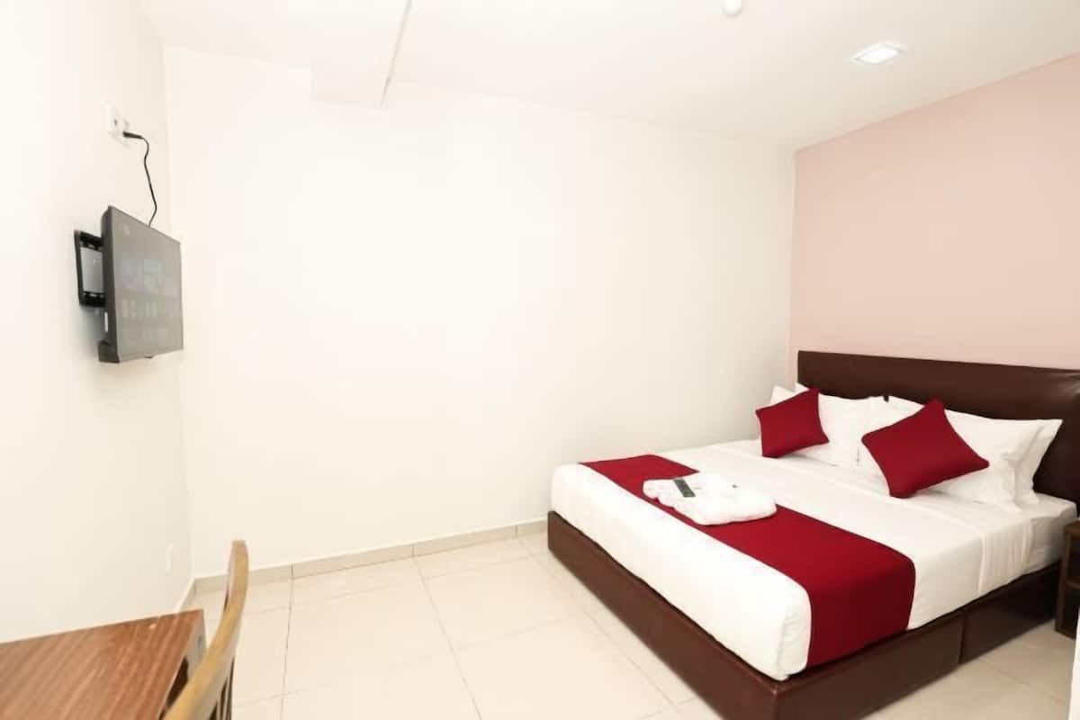 Desk, laptop workspace, iron/ironing board, free WiFi
