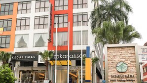 A hotel with a sign reading "De Royal Hotel" and a sign for "Dataran Palma" in front. - De Royal Hotel (Ampang)