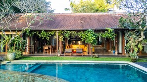 Pool - Tropical 4BR Villa w/ Infinity Pool in ubud, 6 mins to central (Gianyar)