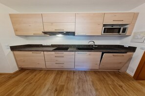 Kühlschrank, Mikrowelle, Geschirrspüler, Kochgeschirr/Geschirr/Besteck