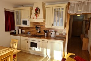 Fridge, oven, stovetop, dishwasher - Comfortable apartment with mountain view (Bad Kleinkirchheim)
