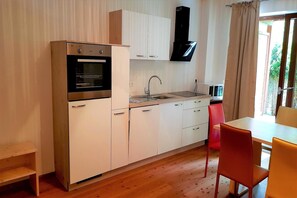 Kjøleskap, mikrobølgeovn, ovn og oppvaskmaskin