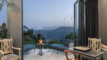 Cabin, 1 Bedroom, Smoking, Balcony | Living room