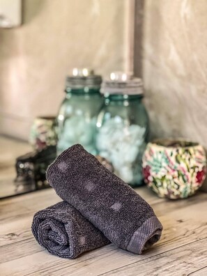 Cabin, 1 Bedroom, Smoking, Balcony | Bathroom amenities - Jardin Tiny House Australia (Beechmont)