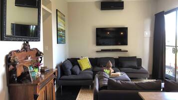 Cabin, 1 Bedroom, Smoking, Mountain View | Living room