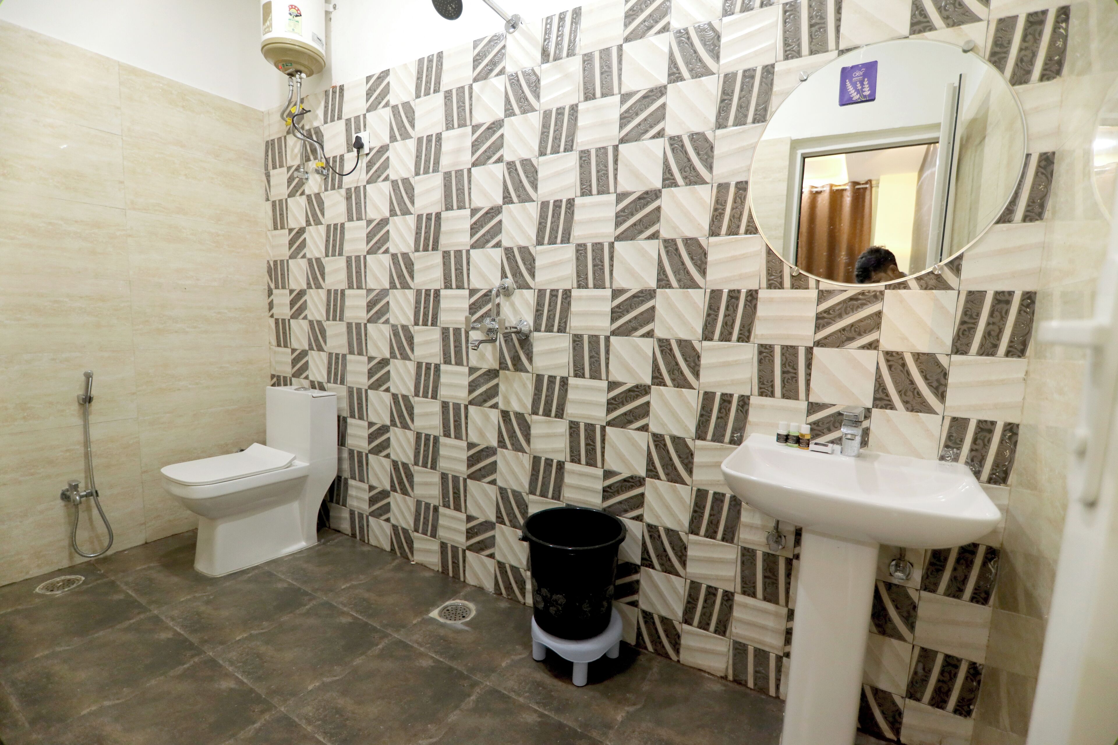 Habitación cuádruple familiar, vista a la ciudad | Baño | Toallas 