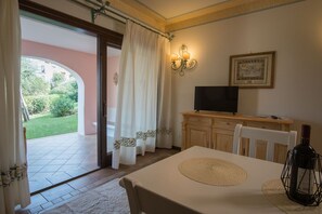 Dining - Beautiful apartment for 4 people with WIFI, pool, A/C and TV (Porto Cervo)
