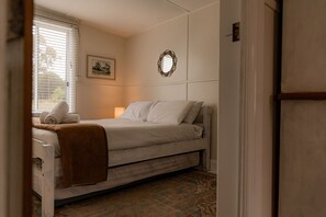 2 bedrooms, iron/ironing board, free WiFi, bed sheets - Paddy's Shack - Outdoor Bath, Sauna & BBQ (Break O'Day)